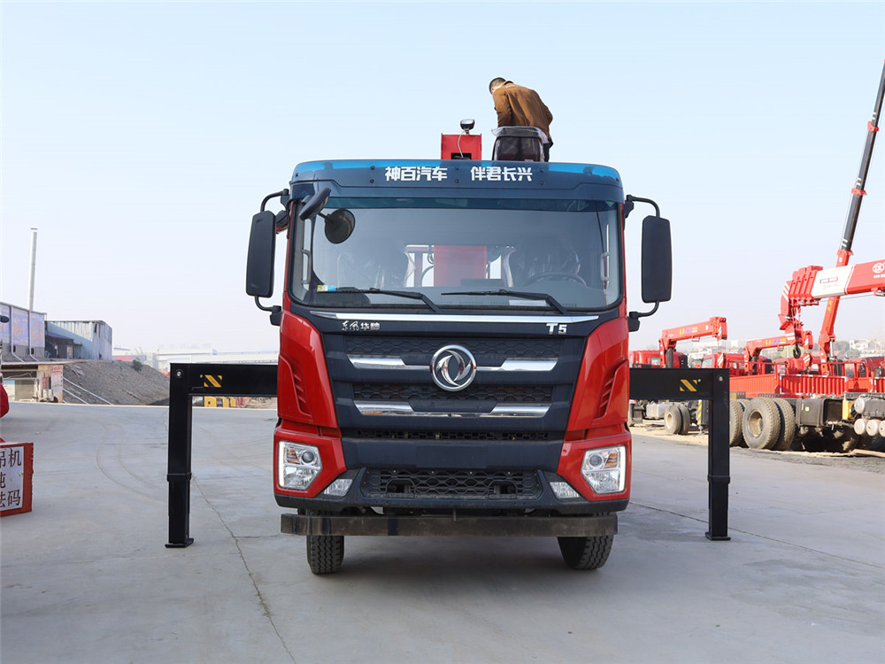 東風華神T5排半單橋上裝三一8噸4節(jié)臂